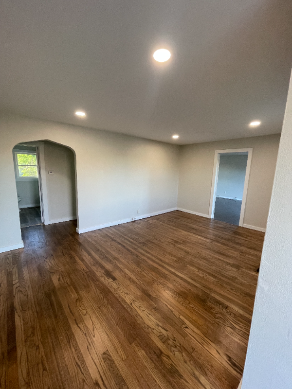1315 W Commerce St - Photo 2 of 14