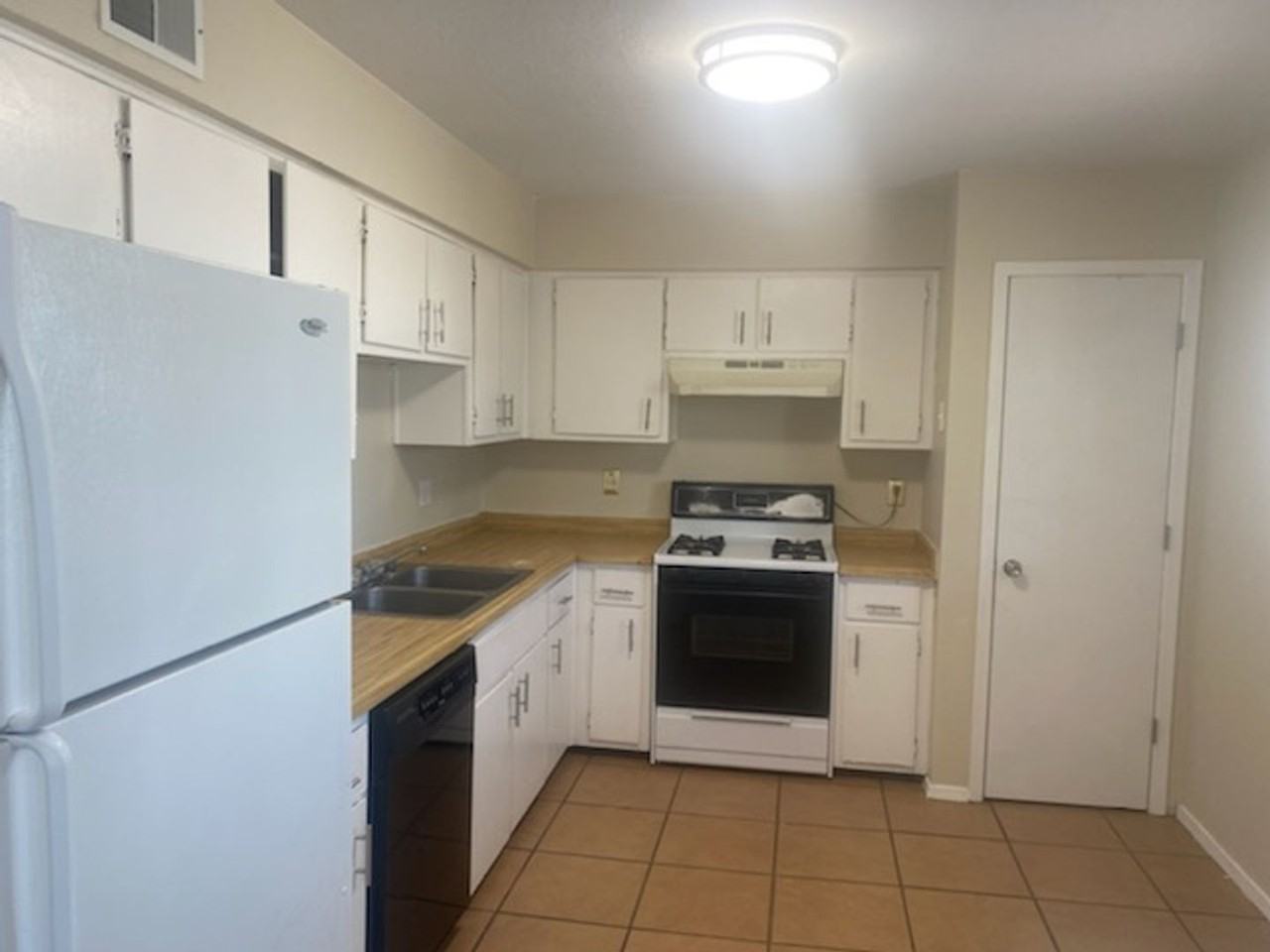 Darlene Rd SE-1775 - Photo 2 of 23