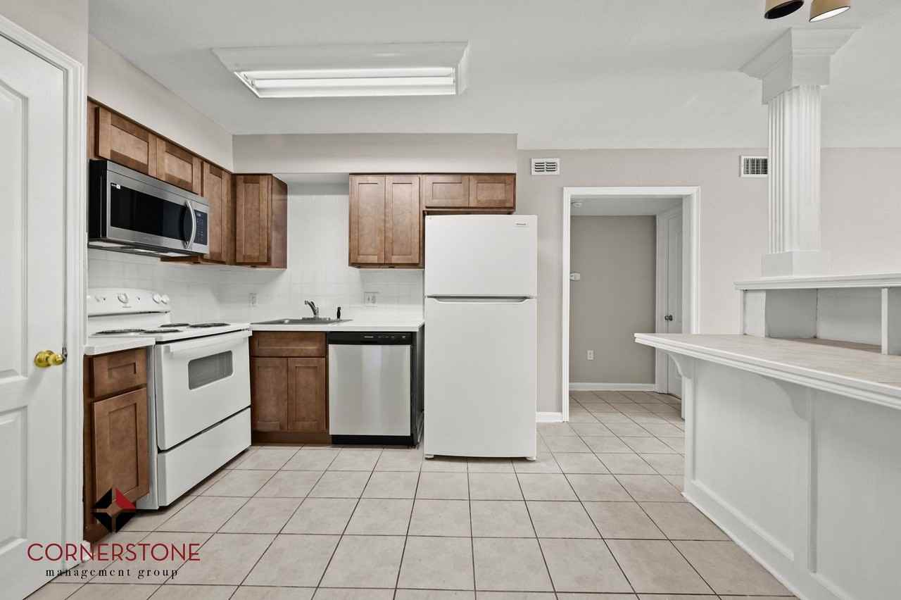 445 W Parker Blvd - Photo 2 of 16