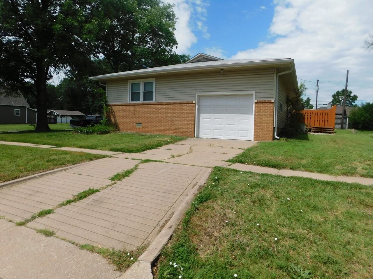 308 W Locust Ave - Photo 2 of 22