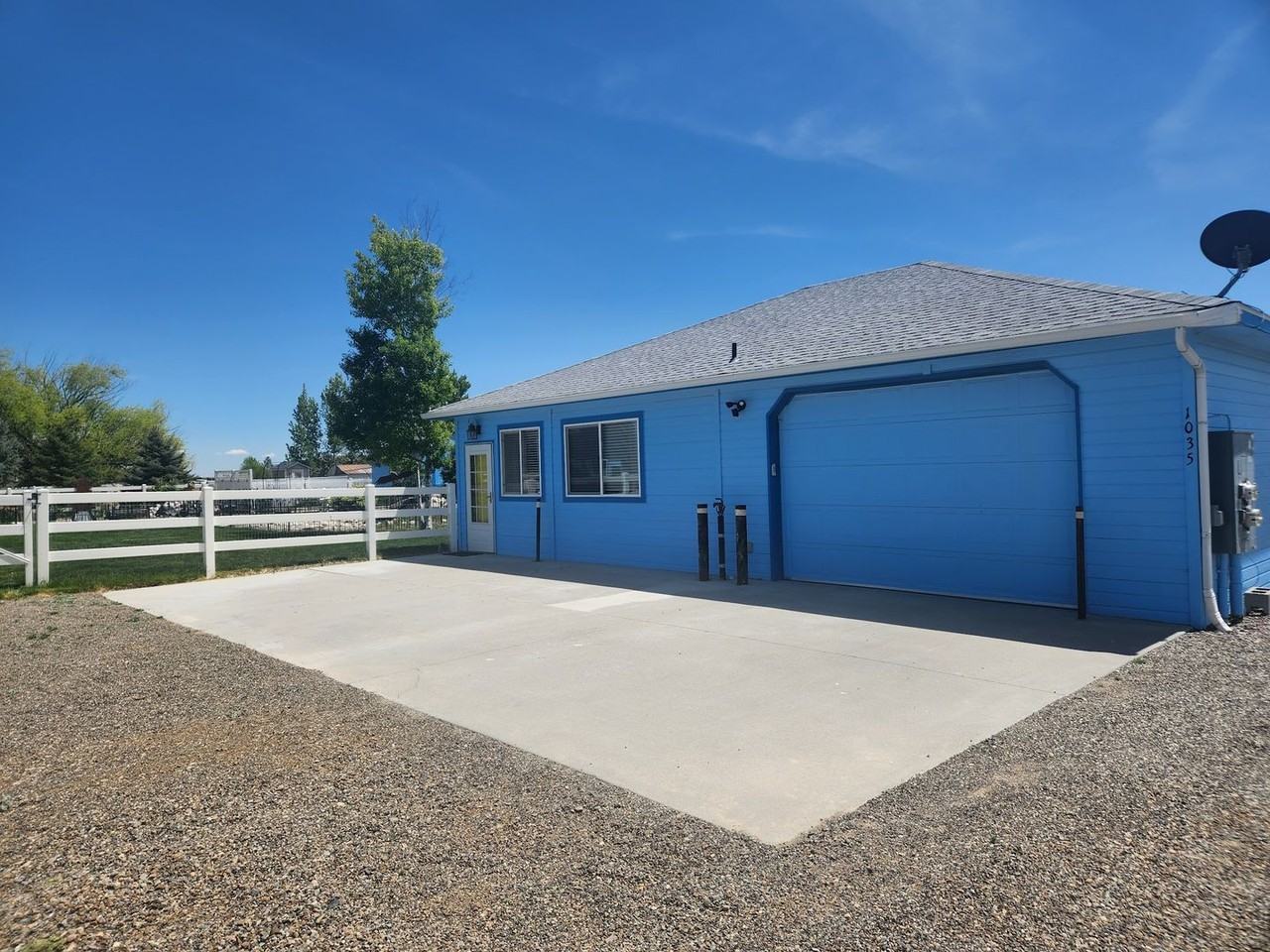 1034 Se Hamilton Rd - Photo 2 of 11