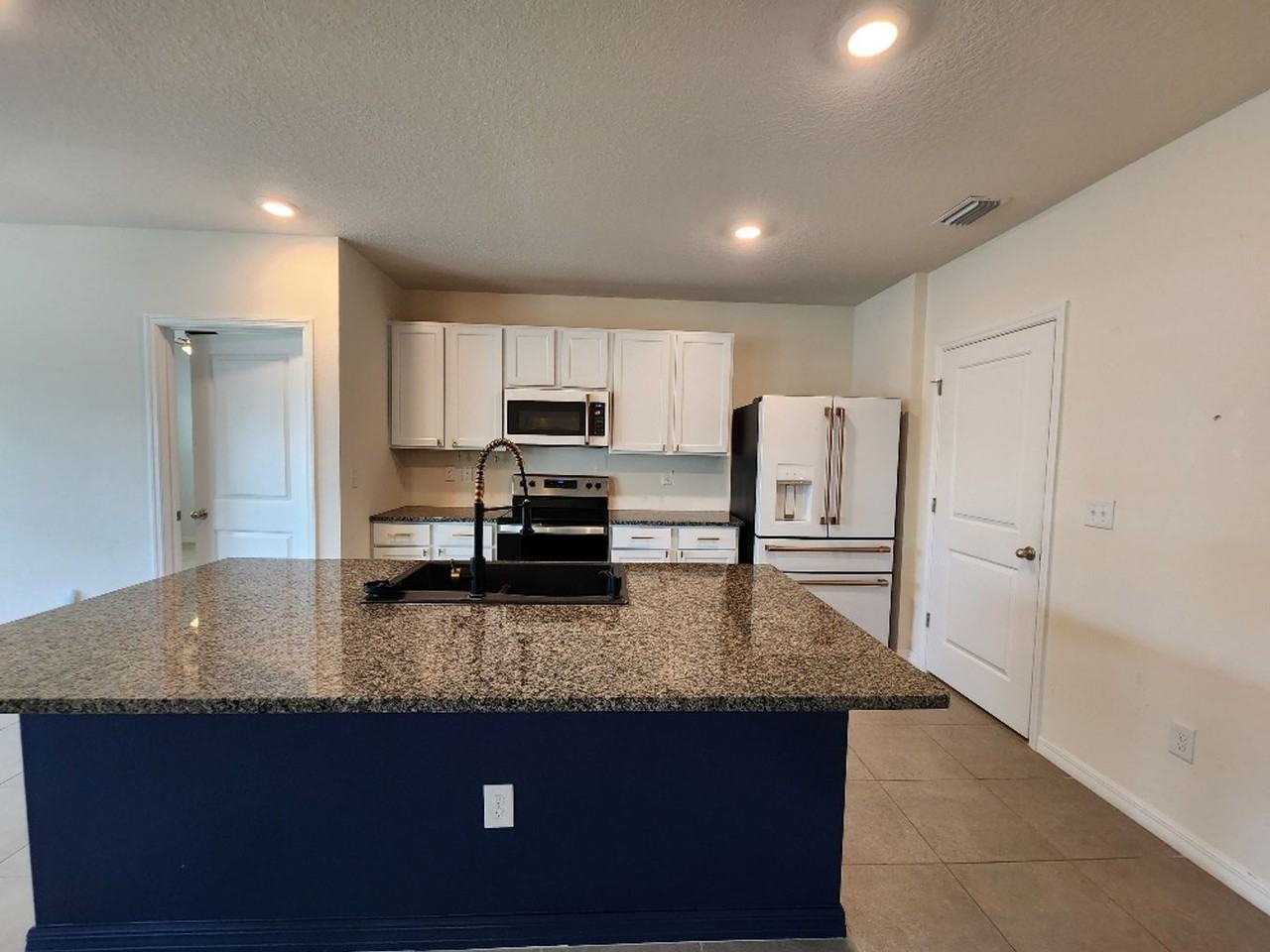 2448 Knight Island Dr - Photo 5 of 29
