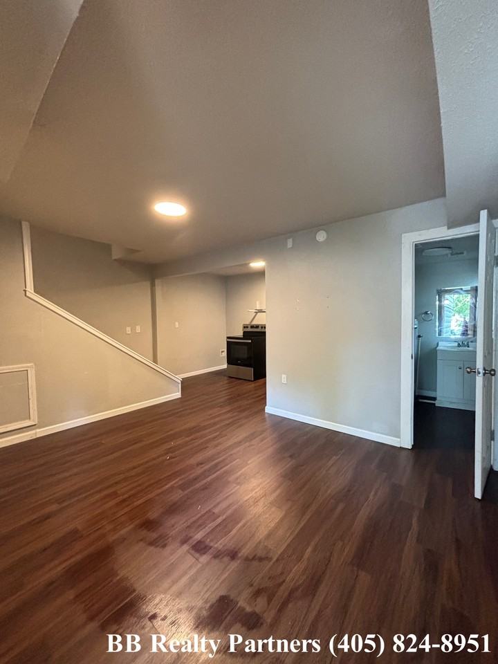 1121 S Quaker Ave #B - Photo 4 of 19