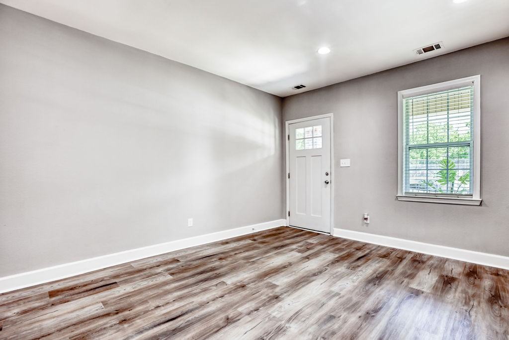 923 W 46th St #NA - Photo 6 of 27