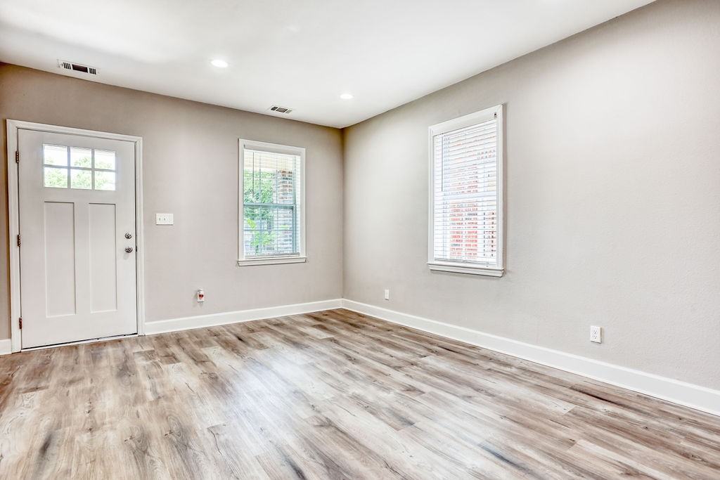 923 W 46th St #NA - Photo 7 of 27