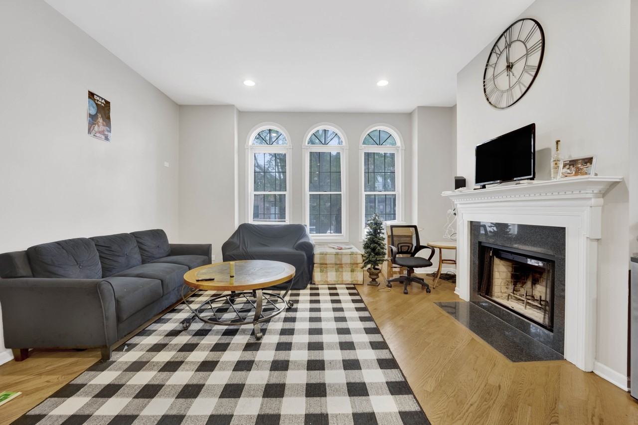 1512 N Wood St #1S - Photo 2 of 13