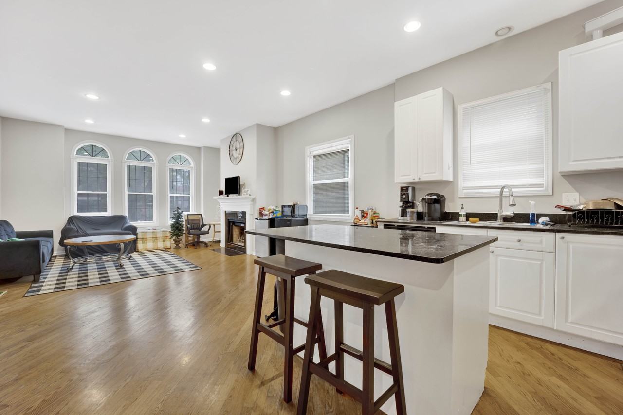 1512 N Wood St #1S - Photo 3 of 13