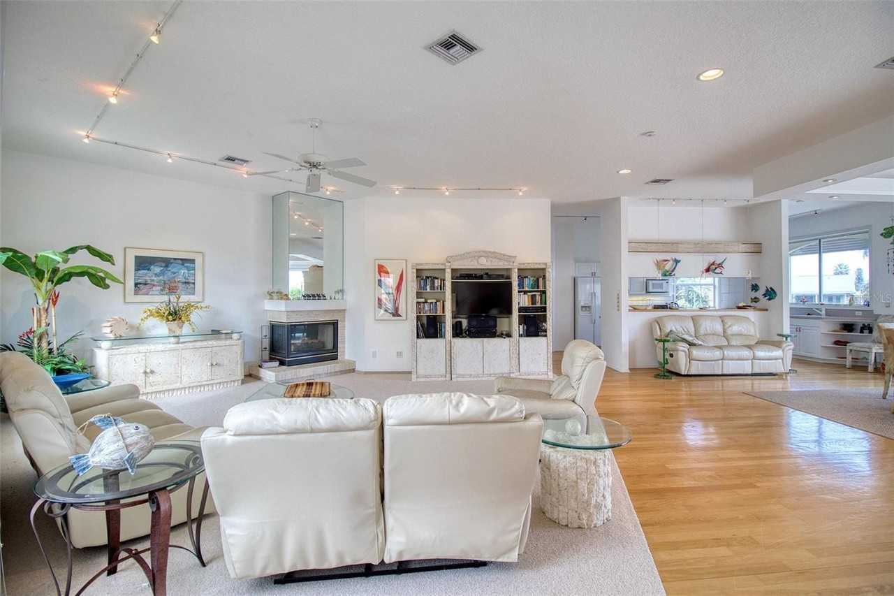 131 Sands Point Dr - Photo 5 of 50