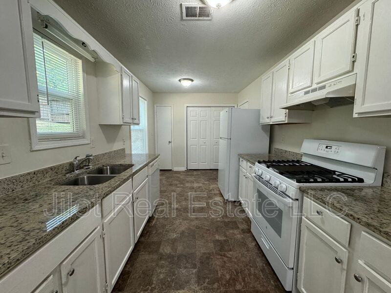 2993 Owens Meadow Dr Nw - Photo 2 of 17