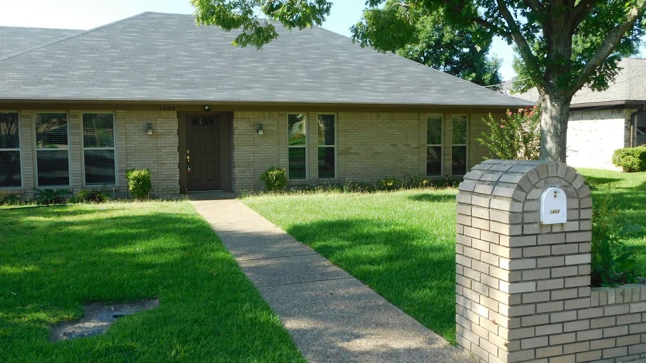 1404 Woodbridge Dr - Photo 2 of 41
