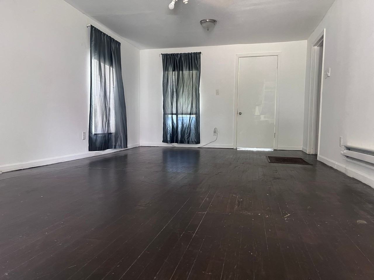 1006 E Thomas St - Photo 2 of 10