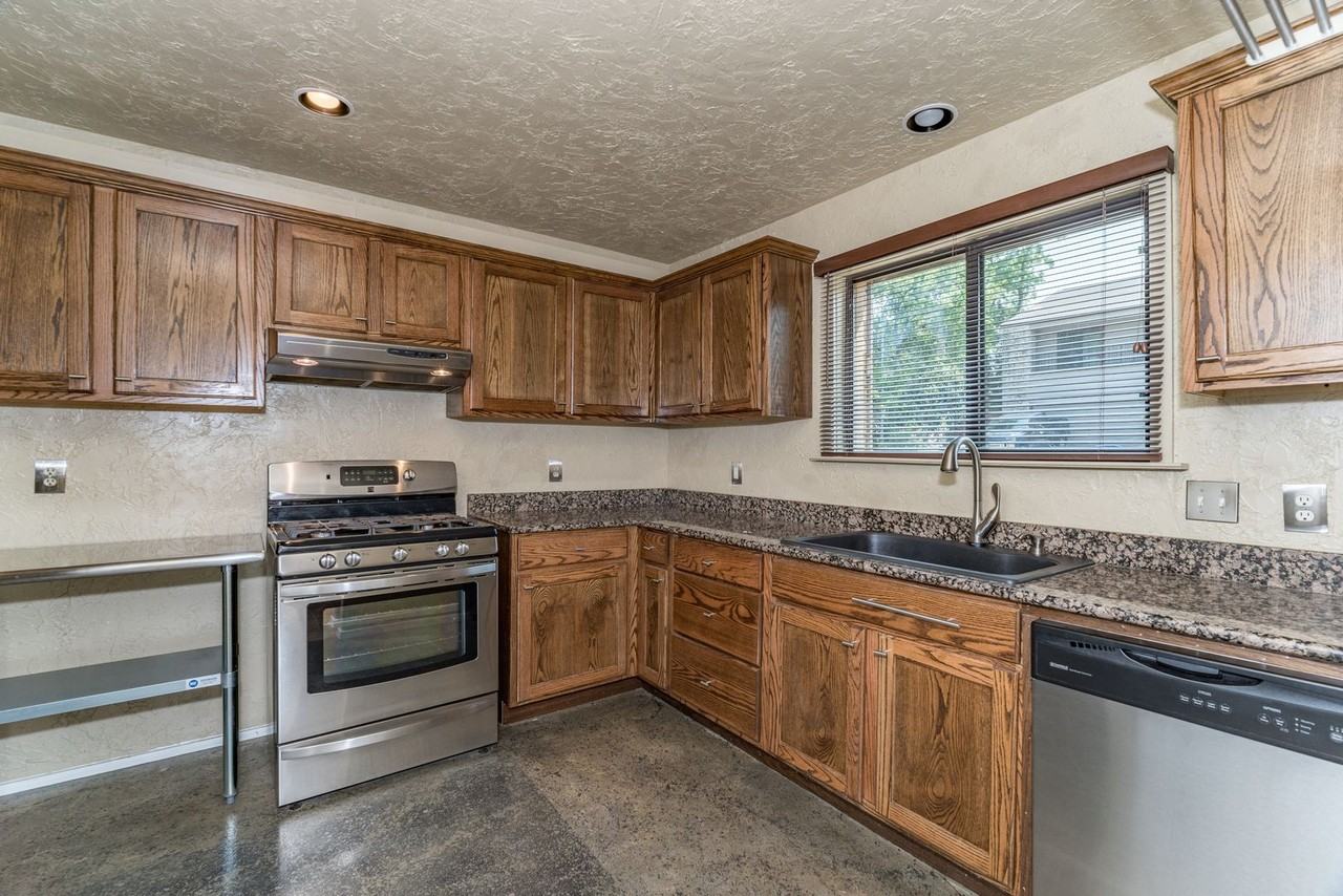 8125 Scottshill - Photo 4 of 17