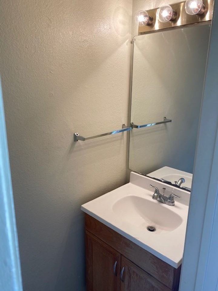 728 W Collins St - Photo 3 of 12