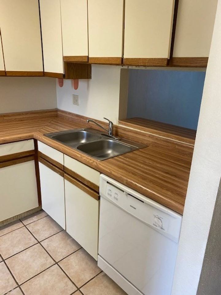 728 W Collins St - Photo 4 of 12