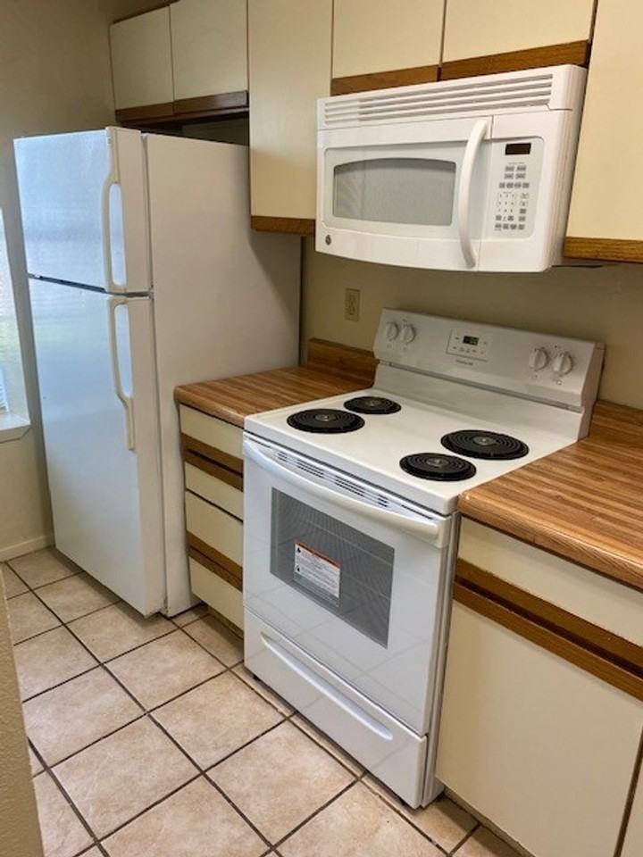 728 W Collins St - Photo 5 of 12
