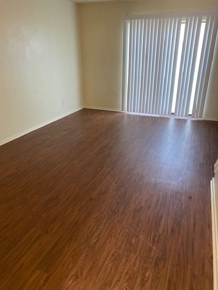 728 W Collins St - Photo 6 of 12