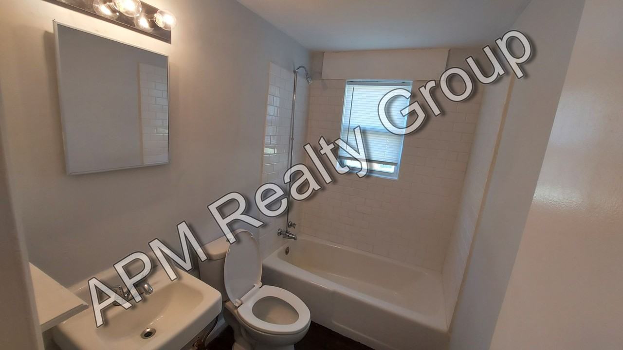 2801 Howell Ct Apt B - Photo 4 of 6