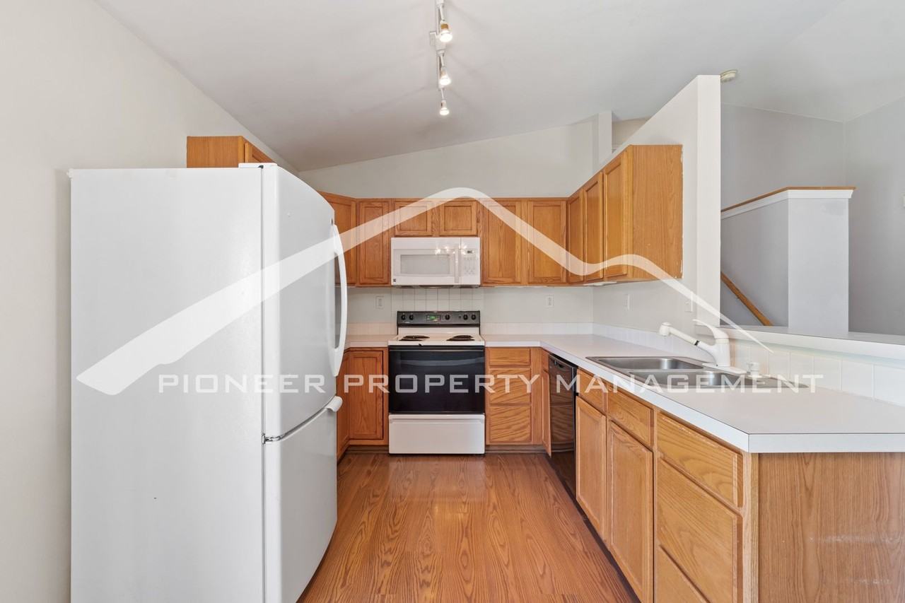 510 Sundance Pkwy - Photo 3 of 16