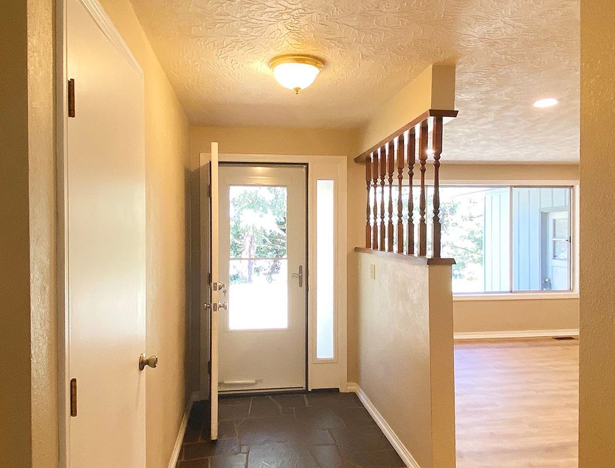 305 Nw Armstrong Way - Photo 2 of 22