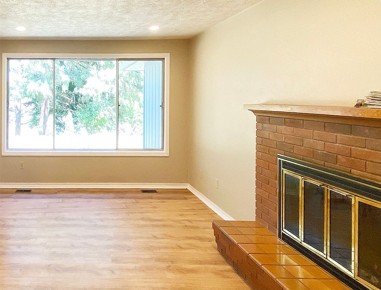305 Nw Armstrong Way - Photo 3 of 22