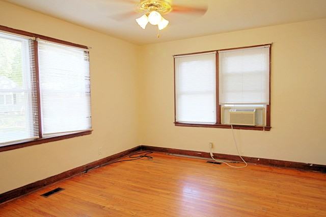 1107 Clarendon St - Photo 3 of 14