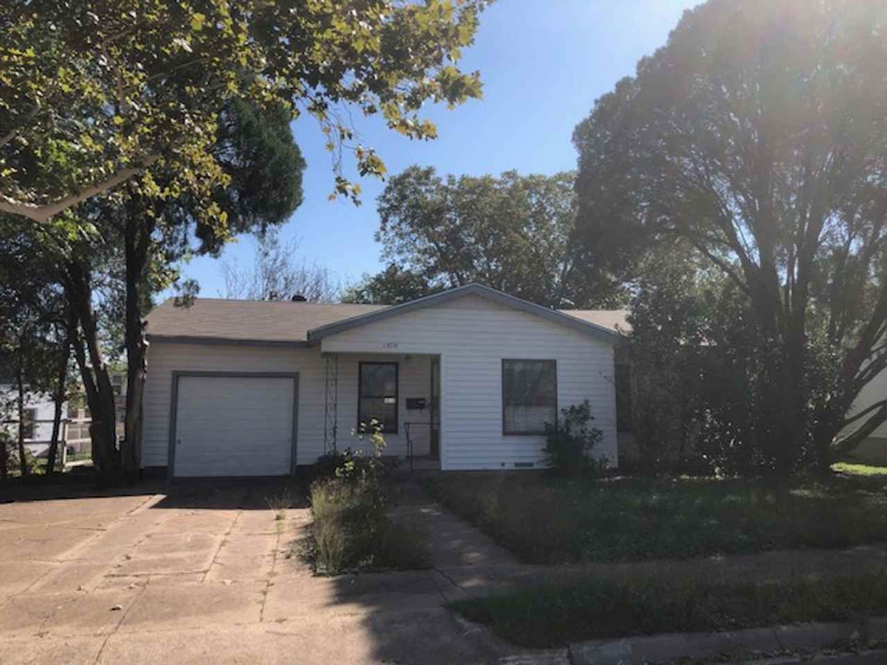 1308 Fairview Dr - Photo 2 of 13