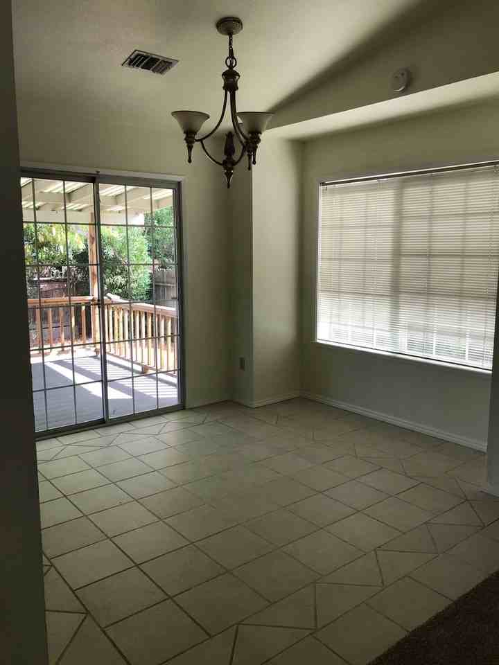 1653 Kildare Dr - Photo 4 of 16