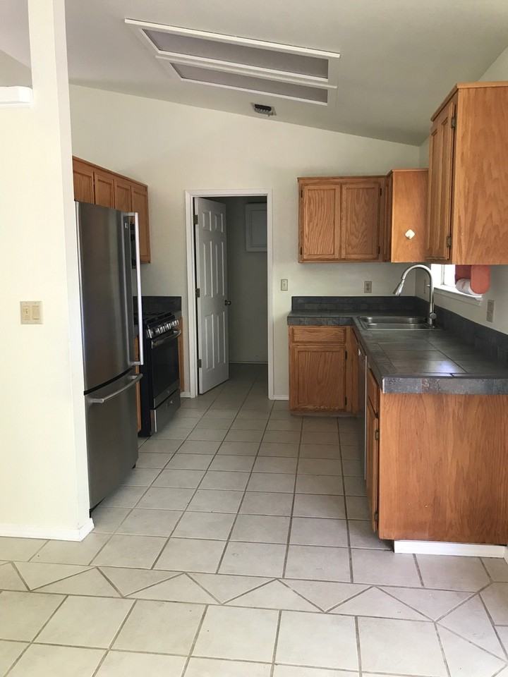 1653 Kildare Dr - Photo 5 of 16