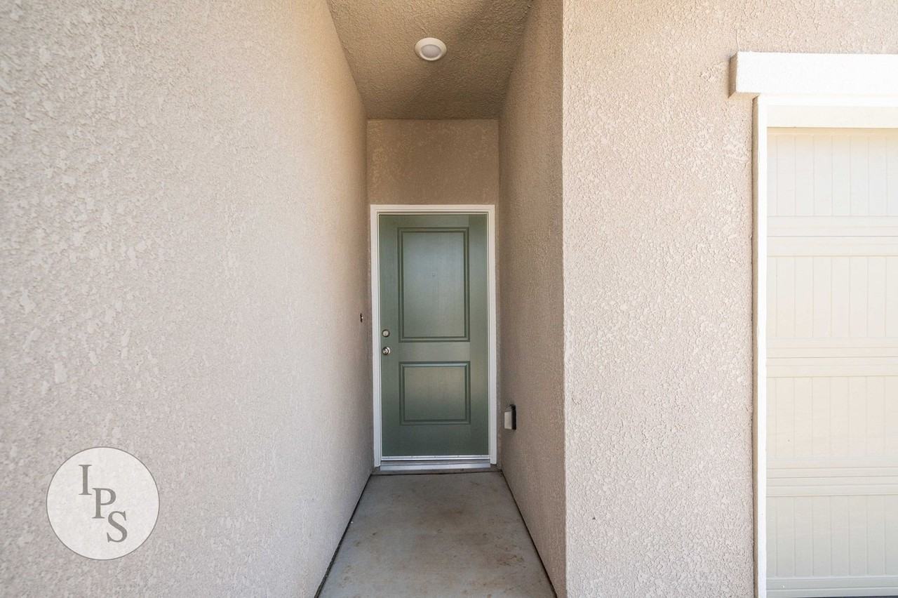 2808 N Vahe Ave - Photo 3 of 36
