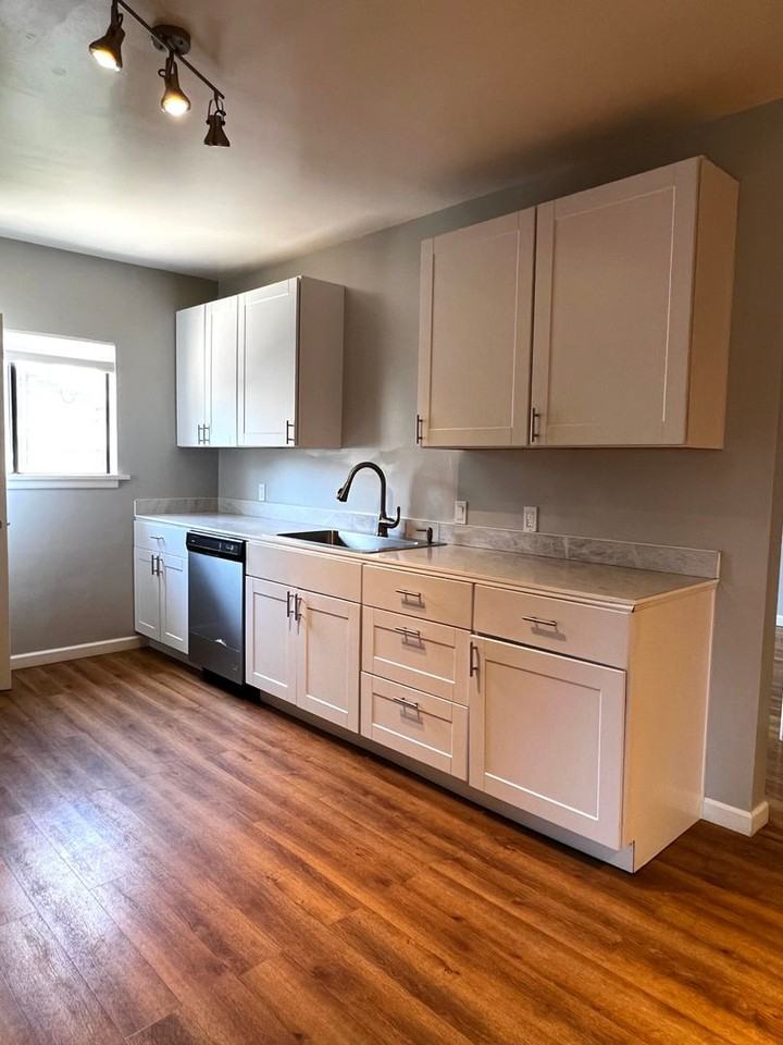 634 Burns St - Photo 5 of 20
