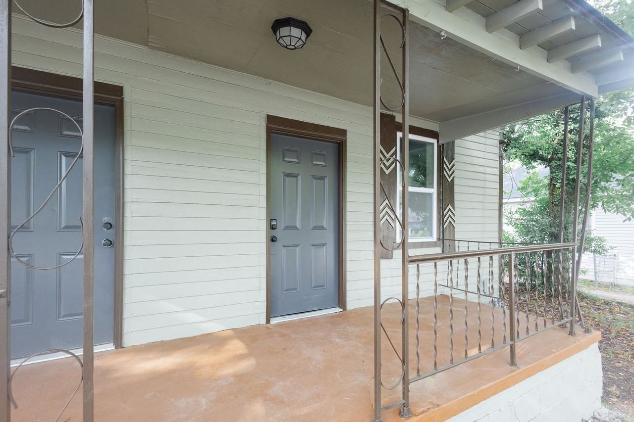 208 W Cherry St - Photo 3 of 13