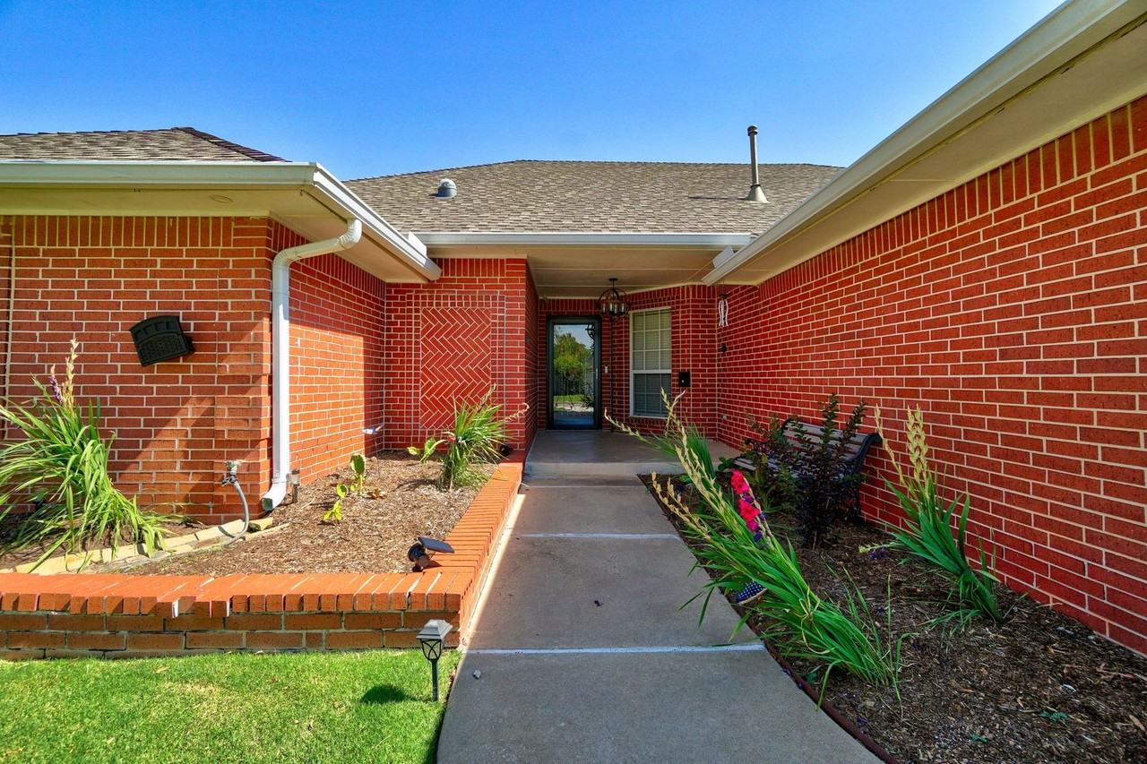 1209 Sw 113th St - Photo 2 of 33