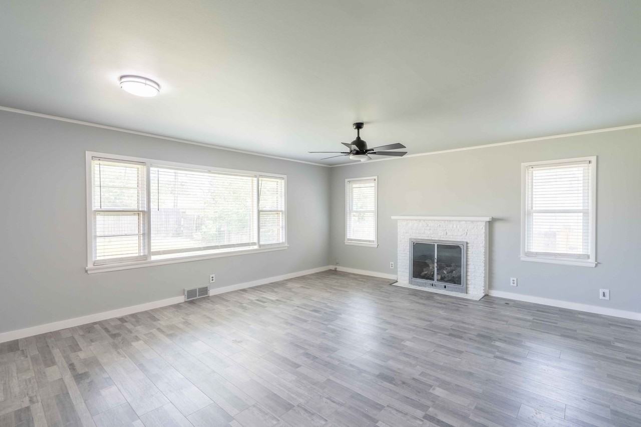 5709 E 22nd St - Photo 3 of 22