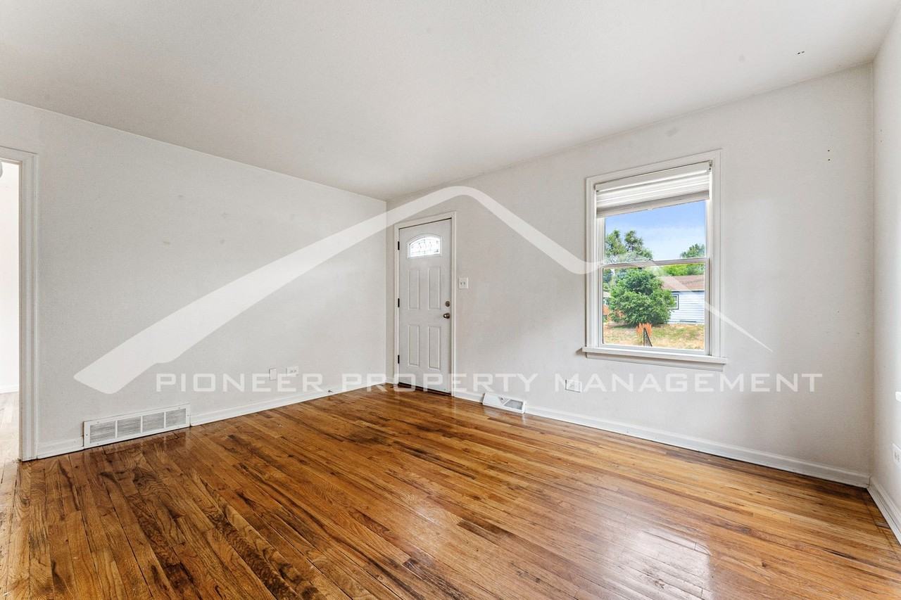 855 Perry Street - Photo 5 of 23