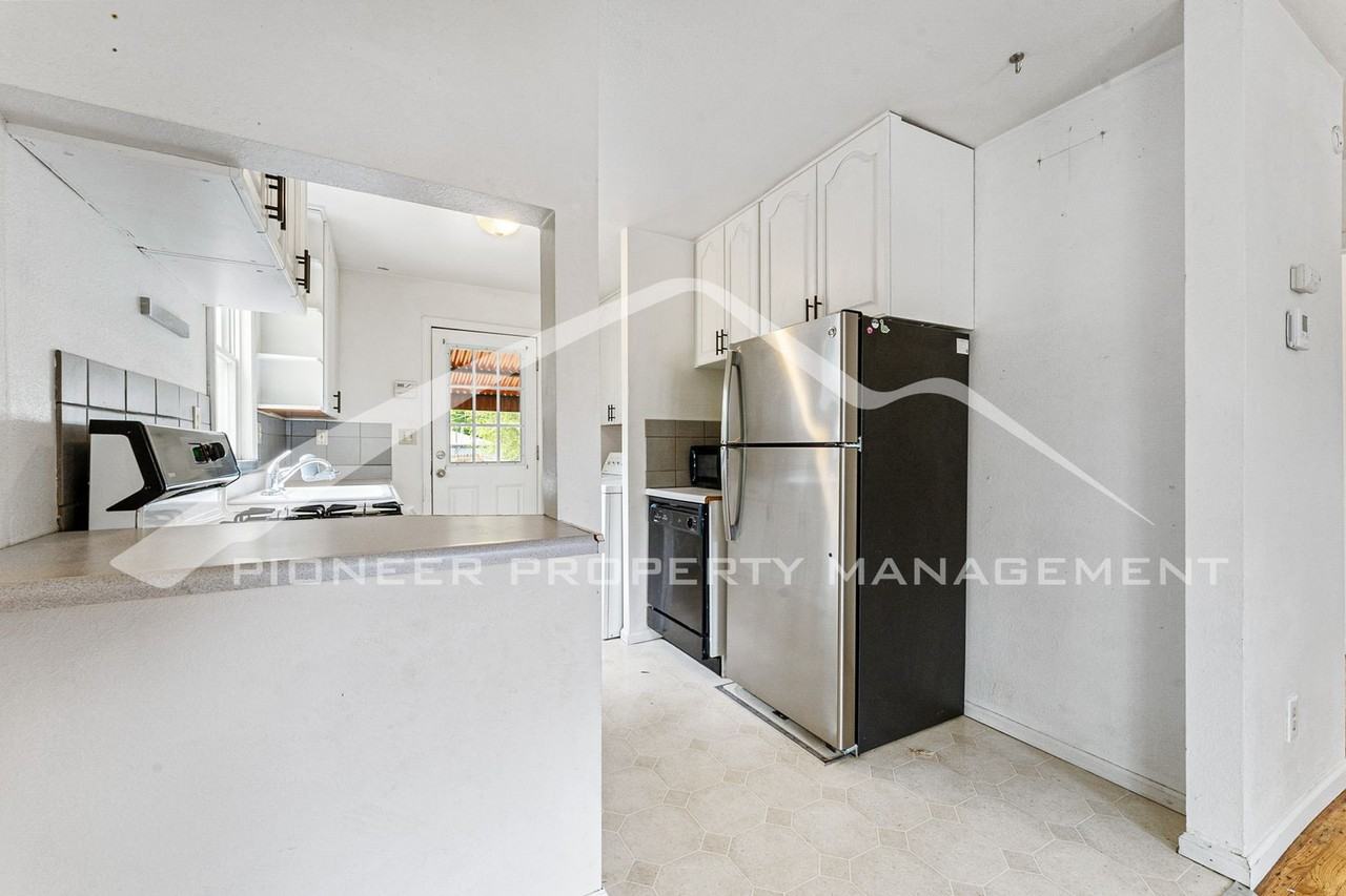 855 Perry Street - Photo 6 of 23