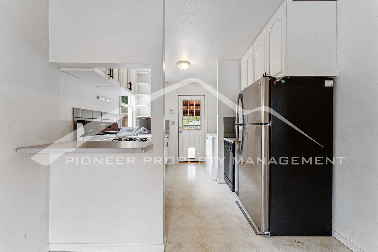 855 Perry Street - Photo 7 of 23