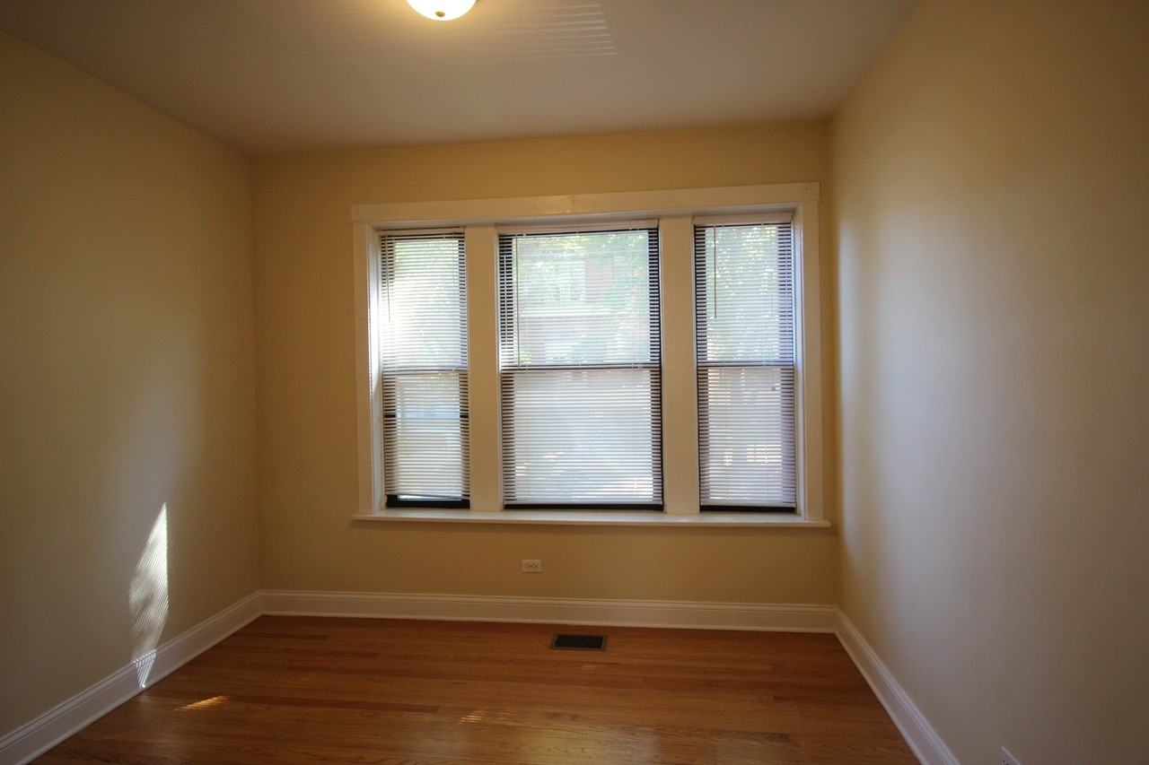 2410 W Winnemac Ave #2 - Photo 3 of 9