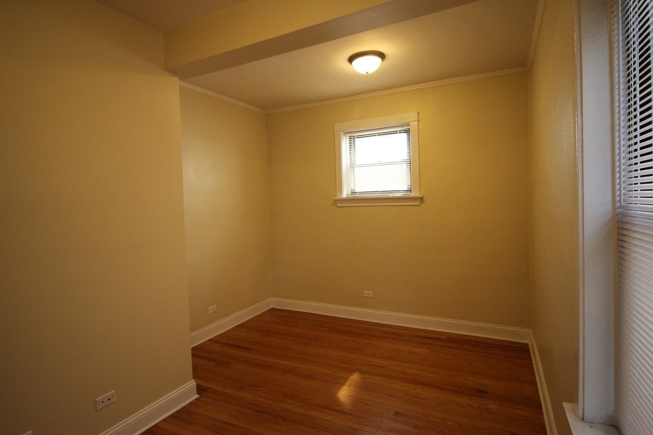 2410 W Winnemac Ave #2 - Photo 5 of 9