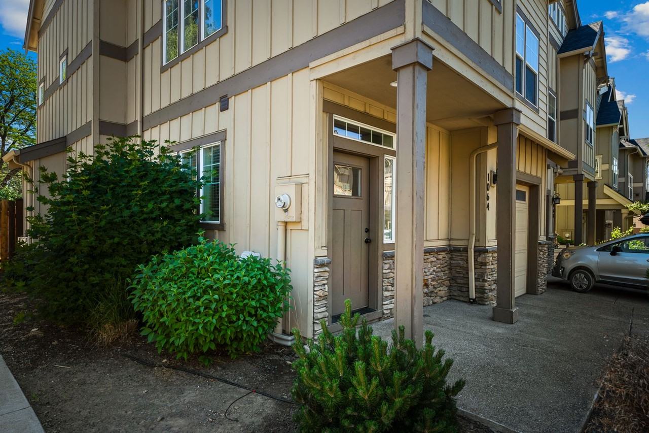 1064 Se Leonel Ln - Photo 4 of 46
