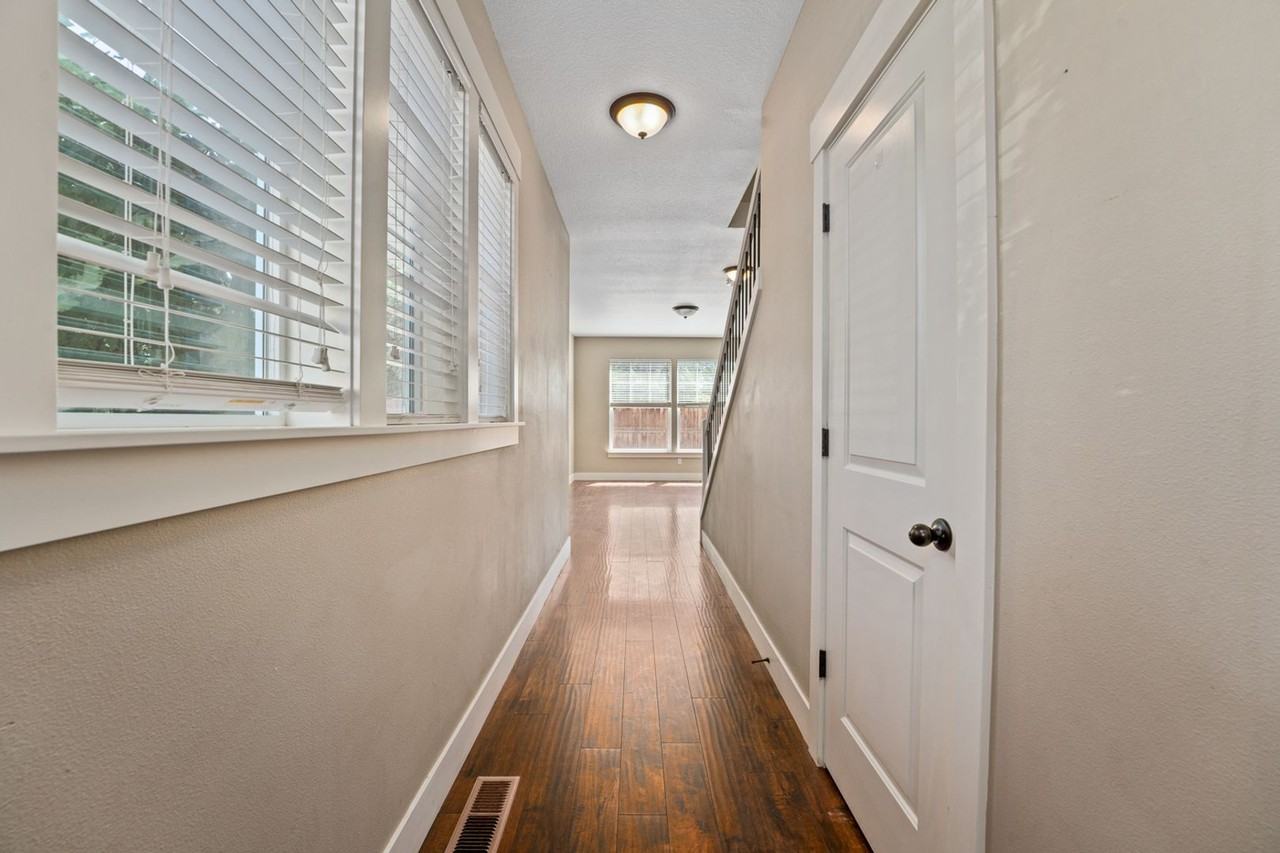 1064 Se Leonel Ln - Photo 7 of 46