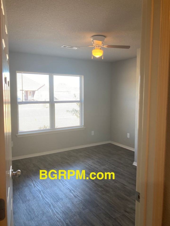 2430 Canterbury Ln - Photo 3 of 16