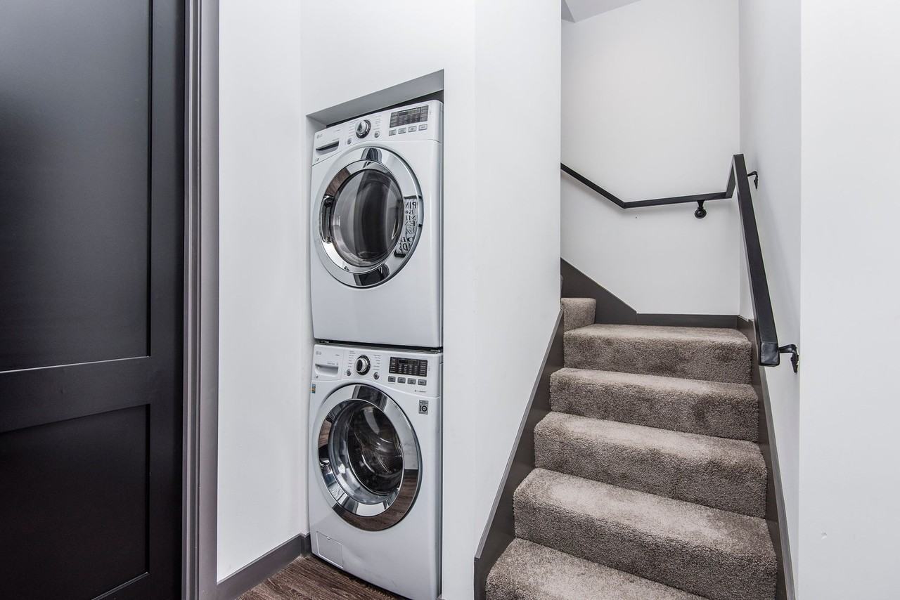 Come home to these New Modern Townhouse in Hollywood! - Photo 6 of 13