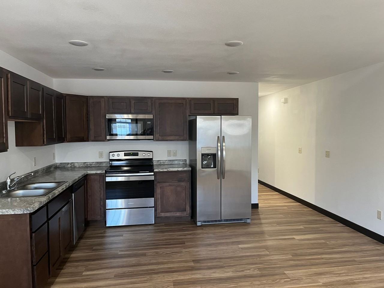 1009 University Avenue - Photo 2 of 22