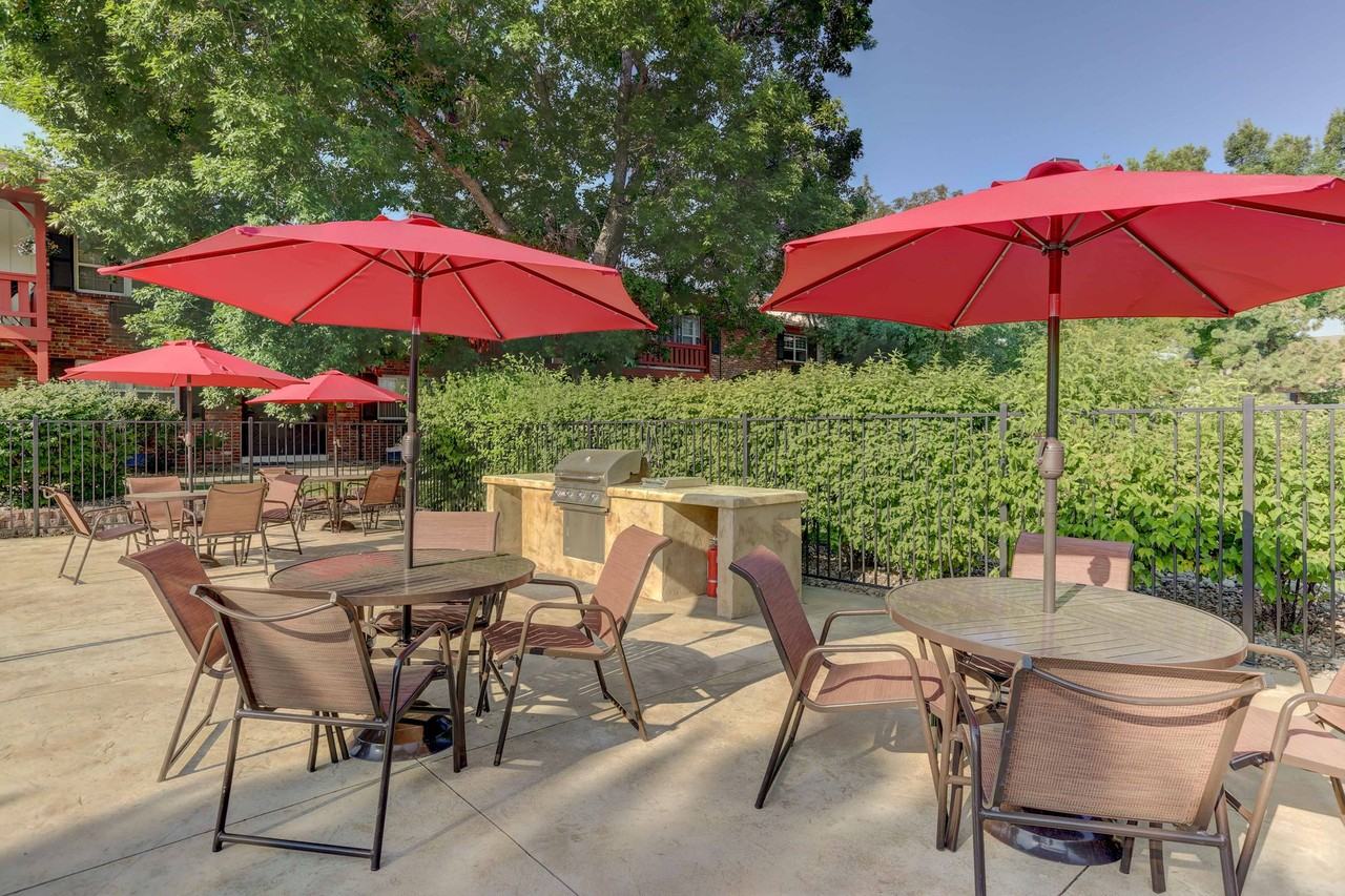 Applewood Crest Townhomes & Apartments - Photo 2 of 5