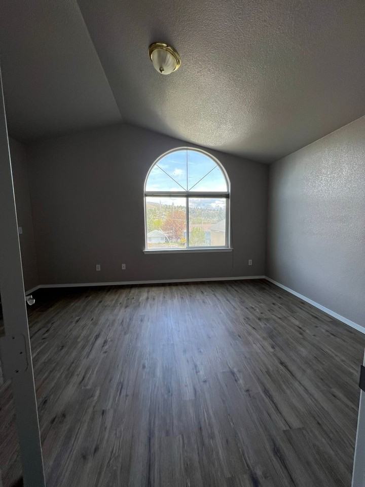 1835 Lexington Ave - Photo 4 of 6