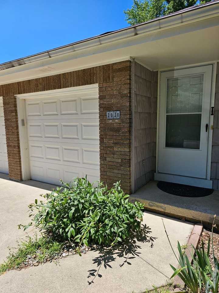 1010 Boone Ct - Photo 2 of 26