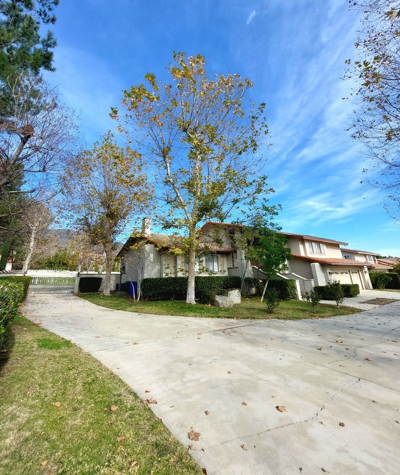 10836 Hillside Rd - Photo 2 of 30