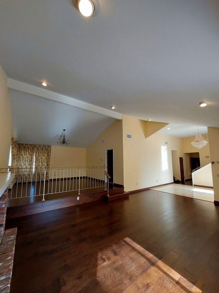 10836 Hillside Rd - Photo 3 of 30