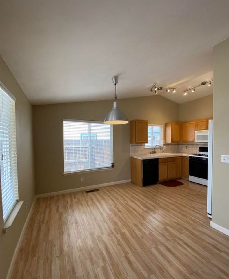 340 Garden Ln - Photo 3 of 15