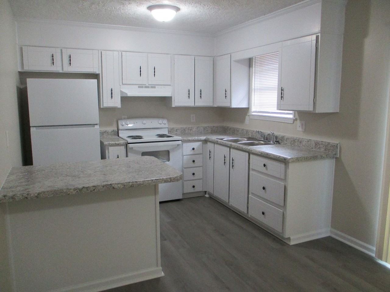 3748 Fairington Dr - Photo 3 of 27